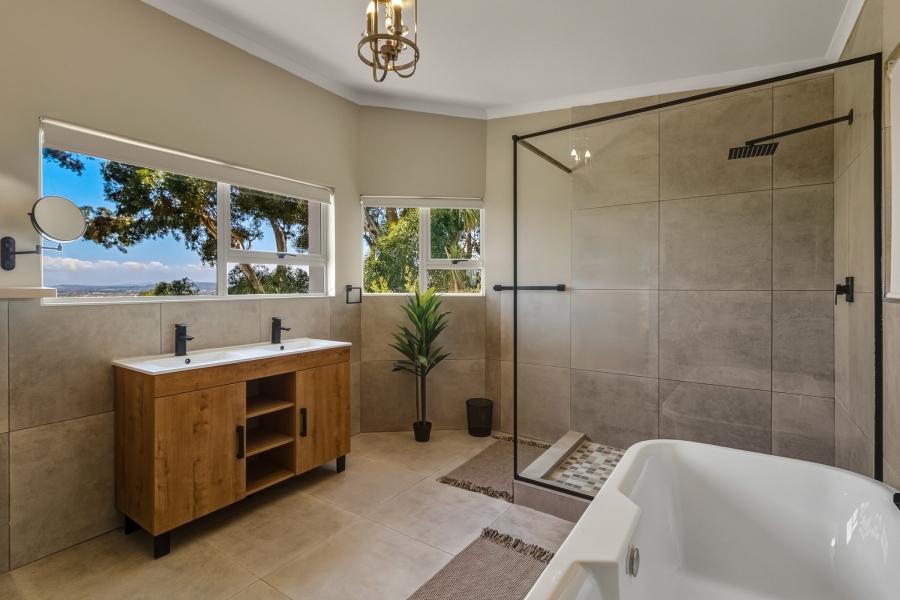 4 Bedroom Property for Sale in Gordon Heights Western Cape